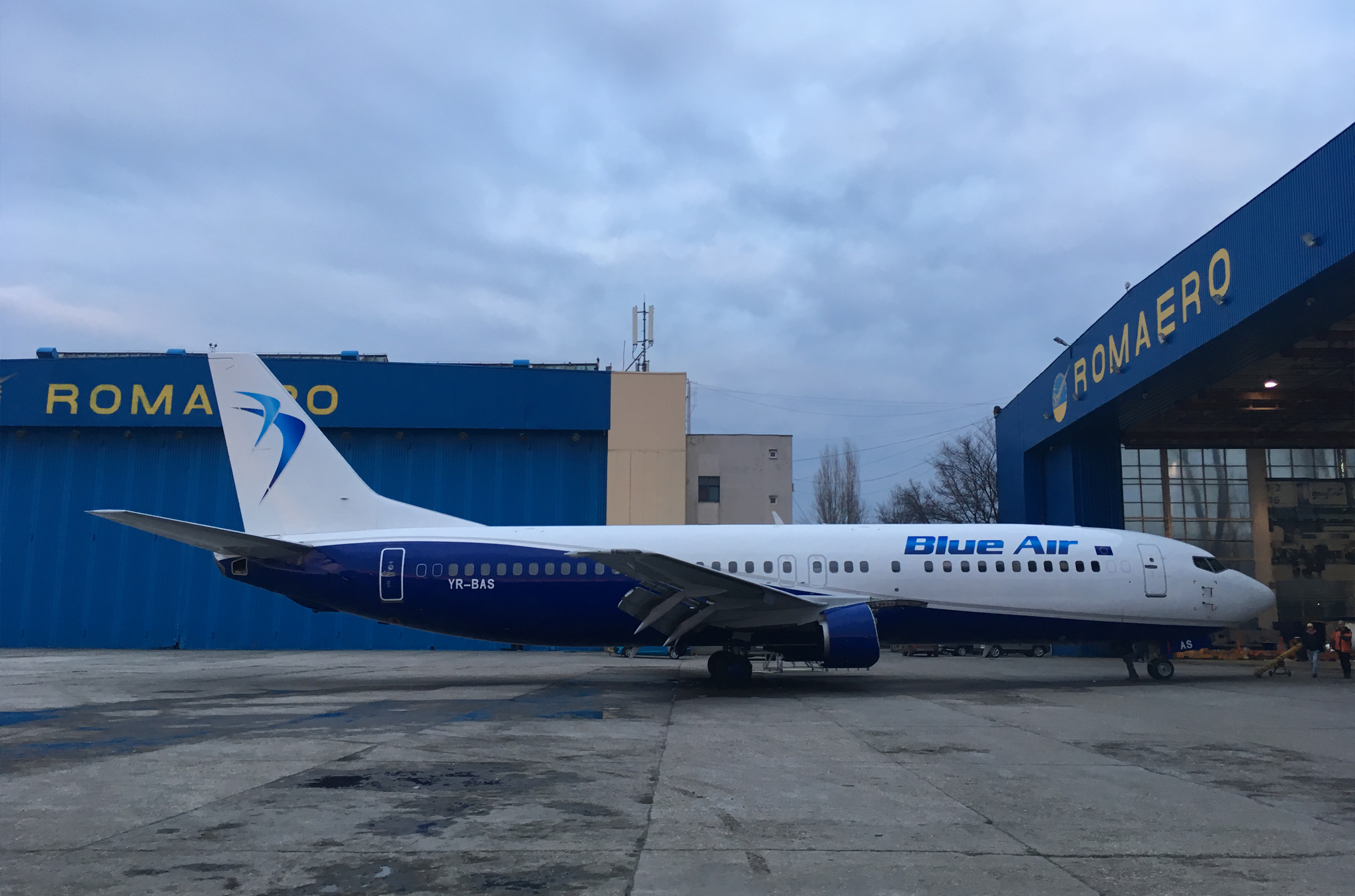 portofoliu-imagine-avion-colantat-blueair